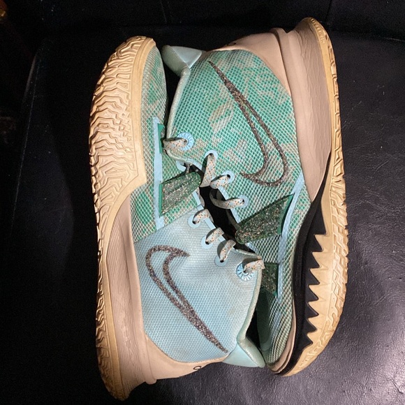 Men’s Kyries Size 8 - Picture 6 of 7